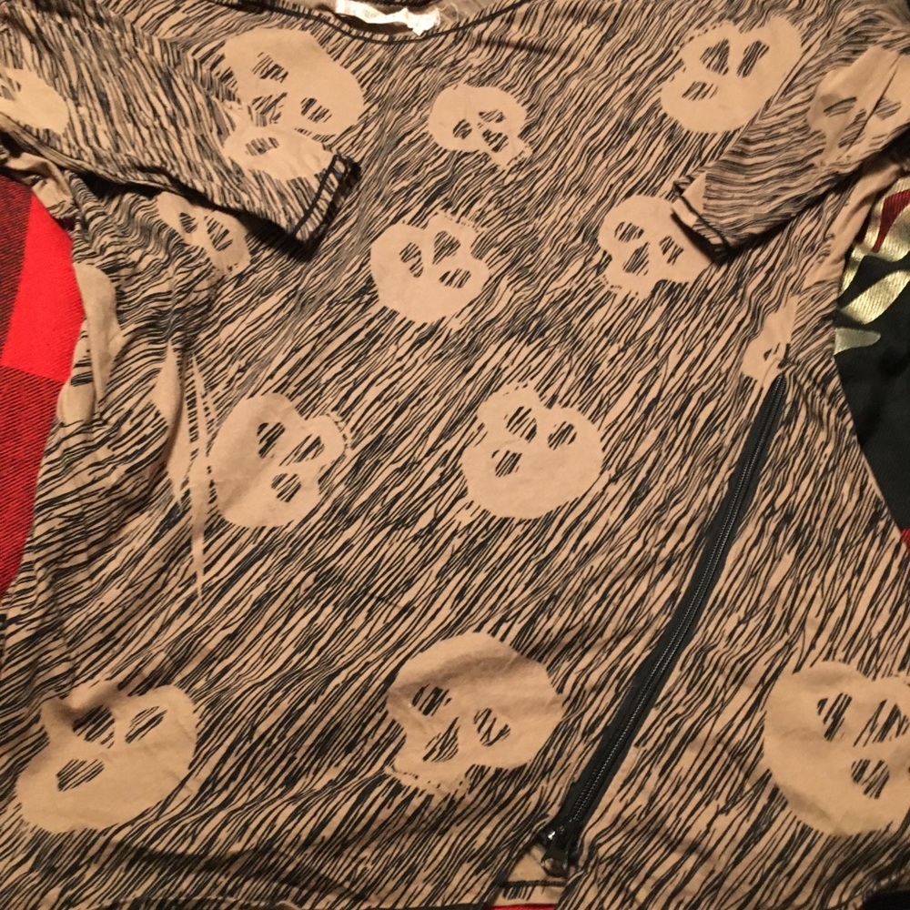 Skull top with zipper up the side